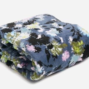 Vera Bradley WEARABLE blanket